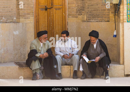 SHIRAZ, IRAN - 26 Aprile 2015: religiosi uomini non identificati in Shiraz, Iran Foto Stock