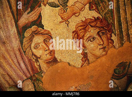 . Inglese: Achille essendo adorato da principesse di Skyros, una scena dall'Iliade dove Ulisse (Ulisse) scopre lui vestito da donna e nascosti tra le principesse della corte reale di Skyros. Un ritardo di mosaico romano da La Olmeda, Spagna, marmo e vetro rivestito di piastrelle, 2.20 x 2.50 metri. Per le descrizioni complete (in spagnolo), vedere: 'Destino Castilla y León' (13 agosto 2014) e 'La Diputación de Palencia aprueba El proyecto e tappeti base de la villa romana de La Olmeda, donde se invertirán 6,3 millones" (26 maggio 2005). . 4th-5secolo D.C. Anonimo artista mosaico dal tardo romana in Spagna, attivo durante Foto Stock