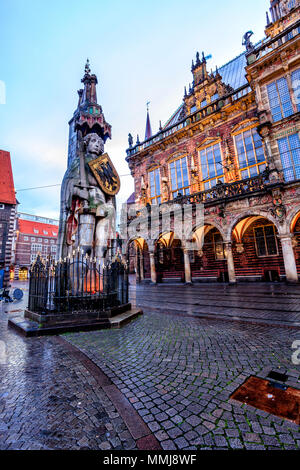 La Bremen statua di Roland e il Vecchio Municipio e la piazza del mercato Foto Stock