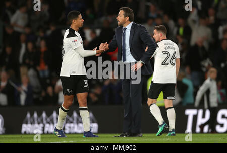 Fulham manager Jokanovic Slavisa (centro) e Derby County's Curtis Davies (sinistra) scuote le mani dopo il fischio finale durante il cielo Bet Playoff campionato corrispondono al Pride Park, Derby. Foto Stock