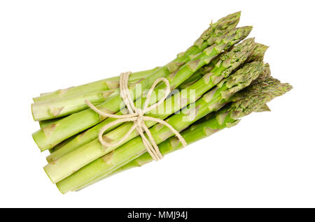 Bundle di fresco verde i turioni degli asparagi, anche sparrow erba. Coltivate di Asparagus officinalis. Vegetali di primavera con gambi spessi e boccioli chiuso. Foto Stock