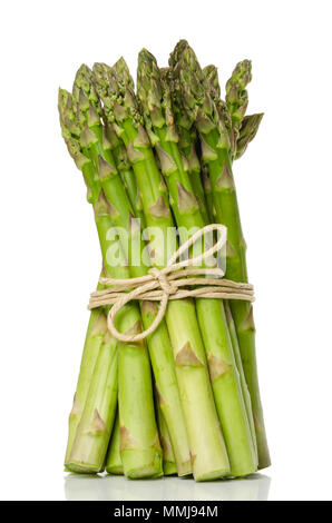 Bundle di fresco verde i turioni degli asparagi, in posizione eretta. Sparrow erba. Coltivate di Asparagus officinalis. Vegetali di primavera con gambi spessi. Foto Stock