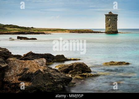 Torre Genovese di Santa Maria a Cap Corse con rocce sul primo piano, Francia, Corsica Foto Stock