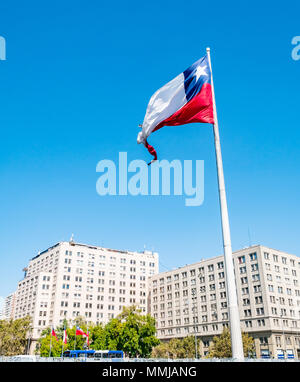 Volando bandiera cilena massiccia, Piazza Bulnes, Santiago, Cile, Sud America Foto Stock