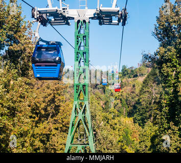 Funivie conduce su per la collina, parco metropolitano, la collina di San Cristobal, Santiago del Cile, Sud America Foto Stock