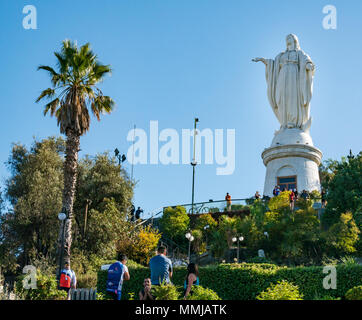 La gente la Domenica di Pasqua, Vergine dell'Immacolata Concezione statua in cima della collina di San Cristobal, Santiago del Cile, la Domenica di Pasqua Foto Stock