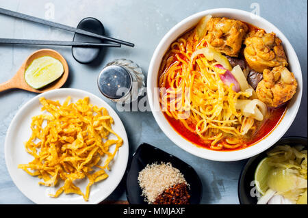 Khao Soi Kai, stile settentrionale di noodle all'uovo di pollo al curry con ingredienti. Cibo tailandese Foto Stock