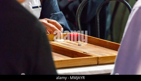 Il greco alti uomini giocare a backgammon seduti all'aperto di un vecchio cafe nella città di Larissa. Foto Stock