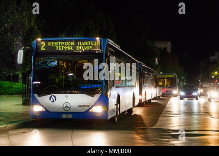 Larissa, Grecia - 9 Maggio 2018: Autobus di Larissa Ktel urbana, il servizio pubblico di trasporto di Larissa, parcheggiata sul Kentriki Platia stop. Foto Stock