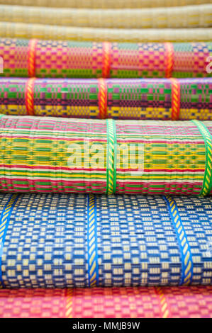 Coloful stuoie tessute realizzato dal dry reed, homemake locale della Thailandia Foto Stock