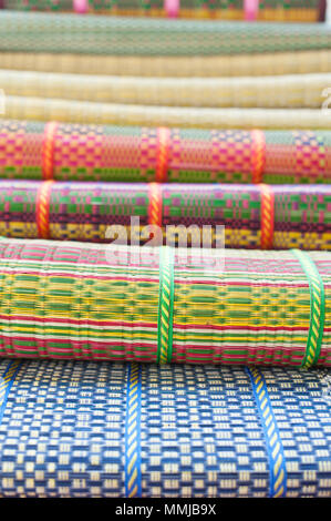 Coloful stuoie tessute realizzato dal dry reed, homemake locale della Thailandia Foto Stock
