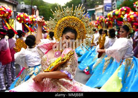 ANTIPOLO City, Filippine - 1 Maggio 2018: Parade partecipanti nei loro costumi colorati marzo e danza di strada durante il Festival Sumakah in Foto Stock