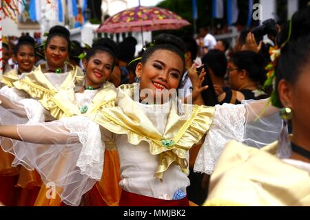 ANTIPOLO City, Filippine - 1 Maggio 2018: Parade partecipanti nei loro costumi colorati marzo e danza di strada durante il Festival Sumakah in Foto Stock