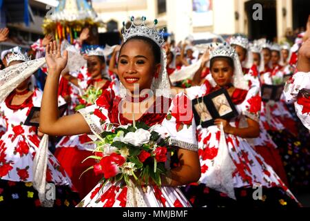 ANTIPOLO City, Filippine - 1 Maggio 2018: Parade partecipanti nei loro costumi colorati marzo e danza di strada durante il Festival Sumakah in Foto Stock