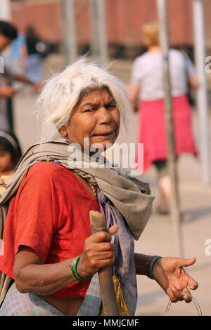 Persone a Piparaya stazione ferroviaria, India Foto Stock