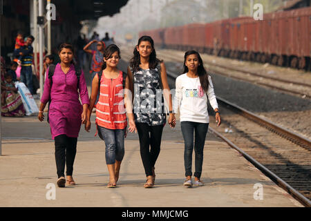 Persone a Piparaya stazione ferroviaria, India Foto Stock