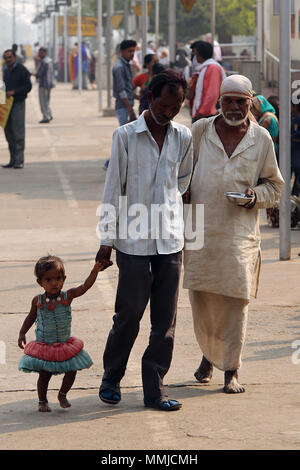 Persone a Piparaya stazione ferroviaria, India Foto Stock