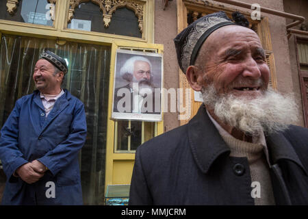 Popolo Uygur su Central Street, nel centro della città di Kashgar, Xinjiang Uygur Regione autonoma, Cina Foto Stock
