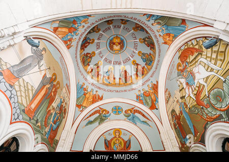 Tbilisi, Georgia - 20 Maggio 2016:. Vista dal basso della cupola, soffitto dipinto con affreschi sulla storia biblica, l'interno di Kashveti chiesa di San Giorgio Foto Stock