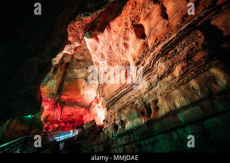 Kutaisi, Georgia. Vista di Sataplia grotta carsica in stato di riserva di Sataplia. Foto Stock