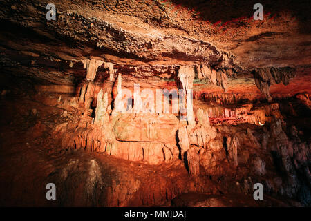 Kutaisi, Georgia. Vista di Sataplia grotta carsica in stato di riserva di Sataplia. Foto Stock