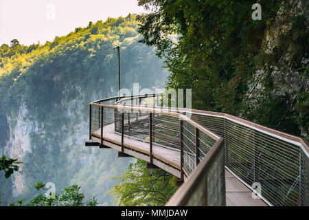 Zeda-gordi, Georgia. Vista di stretto ponte di sospensione o pendente Road fino a 140 metri sopra il precipizio sul territorio Okatse Canyon. Foto Stock