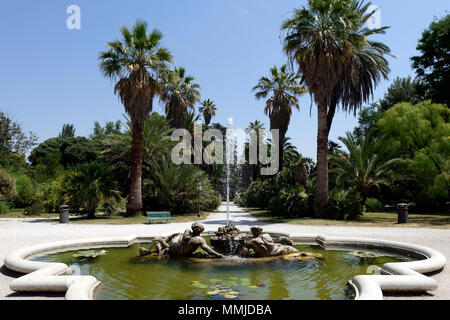 La fontana dei Tritoni, il fulcro della parte inferiore dell'Orto Botanico di Roma o a Roma il giardino botanico. La fontana fu costruita la prima h Foto Stock