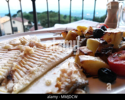 Piatto di pesce con verdure Foto Stock