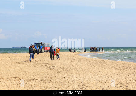 I turisti a piedi sulla spiaggia di Skagen in Danimarca Foto Stock