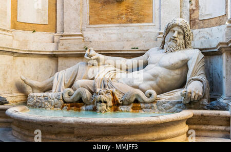 Marphurius o Marforio. Una delle statue parlanti di Roma. I secolo d.c. La scultura in marmo. Reclining barbuto dio fiume Foto Stock