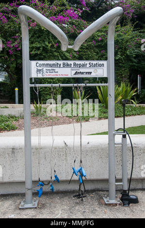 La riparazione di biciclette stazione lungo il Riverfront percorso sulla South Bank, Brisbane, Queensland, Australia Foto Stock