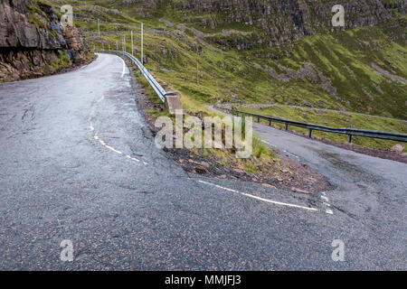 Tornanti sulla Bealach na Bà, Applecross, altopiani, Scozia. Foto Stock