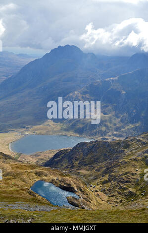 A piedi in Cwm Idwal attraverso gli inferni cucina per Y Garn Foto Stock