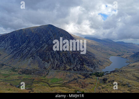 A piedi in Cwm Idwal attraverso gli inferni cucina per Y Garn Foto Stock