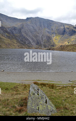 A piedi in Cwm Idwal attraverso gli inferni cucina per Y Garn Foto Stock