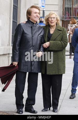 Regista spagnolo Pedro Almodovar e cantante Raphael denominato 'adozione di figli di Madrid" in Spagna a Madrid con: Manuela Carmena, Raffaello dove: Madrid, Spagna Quando: 11 Apr 2018 Credit: Oscar Gonzalez/WENN.com Foto Stock