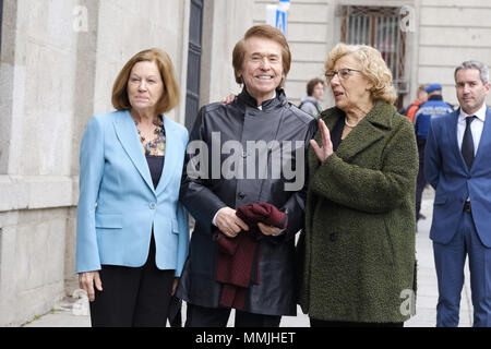 Regista spagnolo Pedro Almodovar e cantante Raphael denominato 'adozione di figli di Madrid" in Spagna a Madrid con: Manuela Carmena, Raffaello dove: Madrid, Spagna Quando: 11 Apr 2018 Credit: Oscar Gonzalez/WENN.com Foto Stock