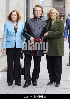 Regista spagnolo Pedro Almodovar e cantante Raphael denominato 'adozione di figli di Madrid" in Spagna a Madrid con: Manuela Carmena, Raffaello dove: Madrid, Spagna Quando: 11 Apr 2018 Credit: Oscar Gonzalez/WENN.com Foto Stock