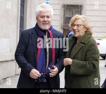 Regista spagnolo Pedro Almodovar e cantante Raphael denominato 'adozione di figli di Madrid" in Spagna a Madrid con: Manuela Carmena, Pedro Almodovar dove: Madrid, Spagna Quando: 11 Apr 2018 Credit: Oscar Gonzalez/WENN.com Foto Stock