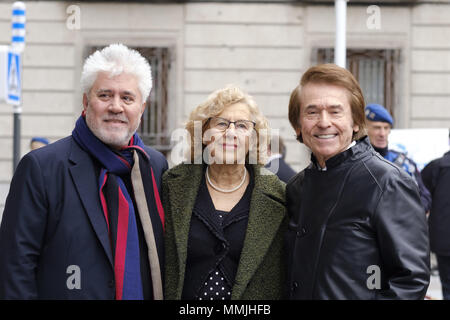 Regista spagnolo Pedro Almodovar e cantante Raphael denominato 'adozione di figli di Madrid" in Spagna a Madrid con: Manuela Carmena, Pedro Almodovar, Raffaello dove: Madrid, Spagna Quando: 11 Apr 2018 Credit: Oscar Gonzalez/WENN.com Foto Stock