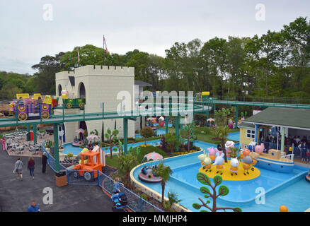 Una vista generale di Peppa Pig World at Paultons Park, vicino a Romsey, Hampshire, che ha inaugurato una nuova attrazione reale con la creazione di una regina del castello e del tempo per le prossime nozze del principe Harry e Meghan Markle. Foto Stock