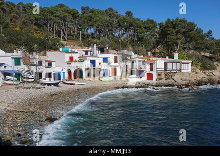 Vecchie case di pescatori sulla costa, Cala S'Alguer in Palamos, Spagna, mare Mediterraneo, in Costa Brava Catalogna, Girona, Baix Empordà Foto Stock