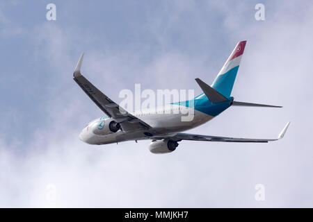 Luxair Boeing 737-7C9 [reg:LX-LGS] Uscire da pista 13. Foto Stock