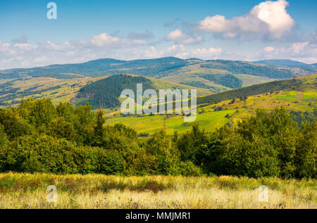 Bella campagna dei Carpazi in autunno. bellissimo scenario di montagna distretto Volovets, Ucraina Foto Stock