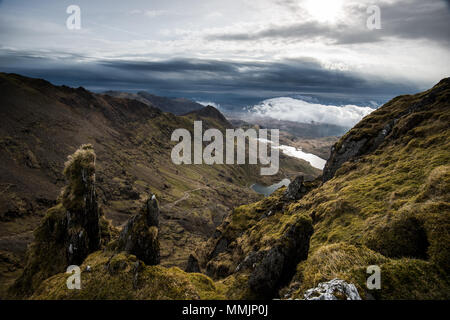 Guardando verso il basso sulla Mount Snowdon da vicino il vertice Foto Stock