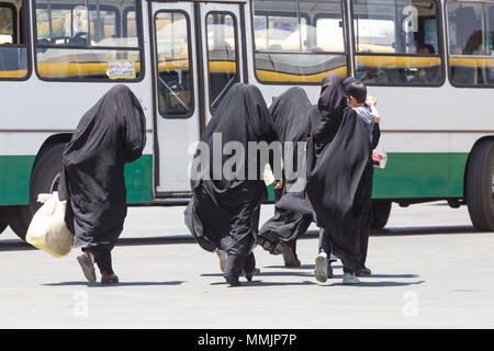 SHIRAZ, IRAN - 26 Aprile 2015: le donne non identificato a piedi in Shiraz, Iran Foto Stock