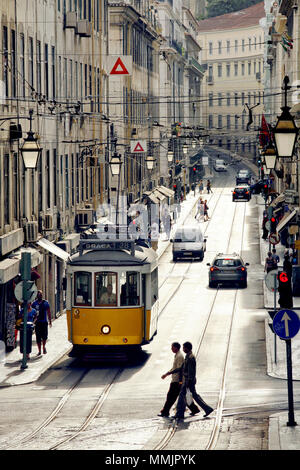 Il Tram n. 28 sulla Rua da Conceição Street, Lisbona, Portogallo Foto Stock