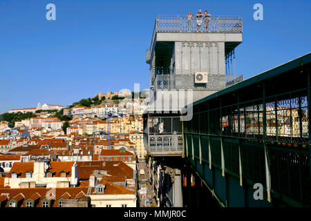 Godendo la vista dalla cima dell'Elevador de Santa Justa / Elevador de Santa Justa, Lisbona, Portogallo Foto Stock