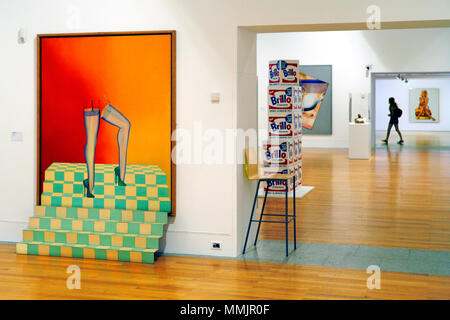 La pura e semplice (sinistra) da Allen Jones & Brillo pad Soap Box di Andy Warhol, Museu Colecção Berardo / Berardo Museo raccolta, Belém, Lisbona, Portogallo Foto Stock
