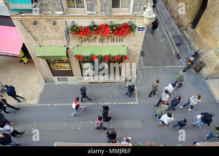 Angolo di Alta Vista o Vista aerea sulla scena di strada e boulangerie Shop Aix-en-Provence Provence Francia Foto Stock